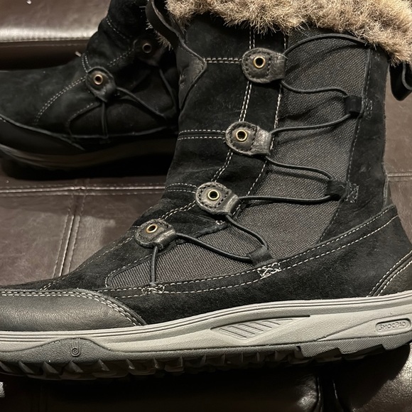 Teva Women's Black Winter Boots, size 9 - Picture 3 of 12